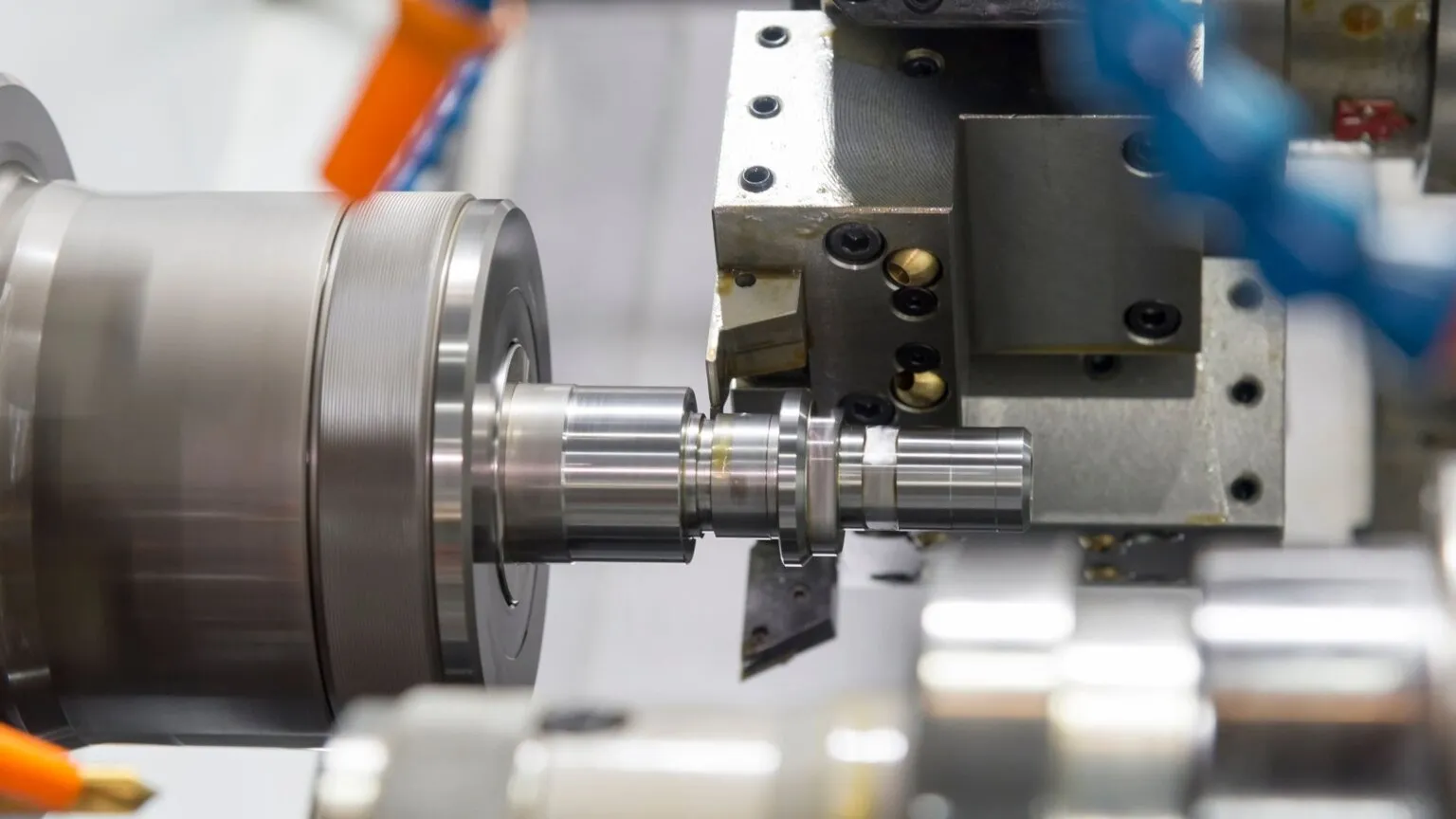 So sánh giữa đầu máy phay CNC (trái) và đầu máy phay cơ (phải)