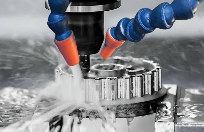 Máy phay CNC đang gia công chính xác một tấm khuôn từ bản vẽ thiết kế khuôn dập
