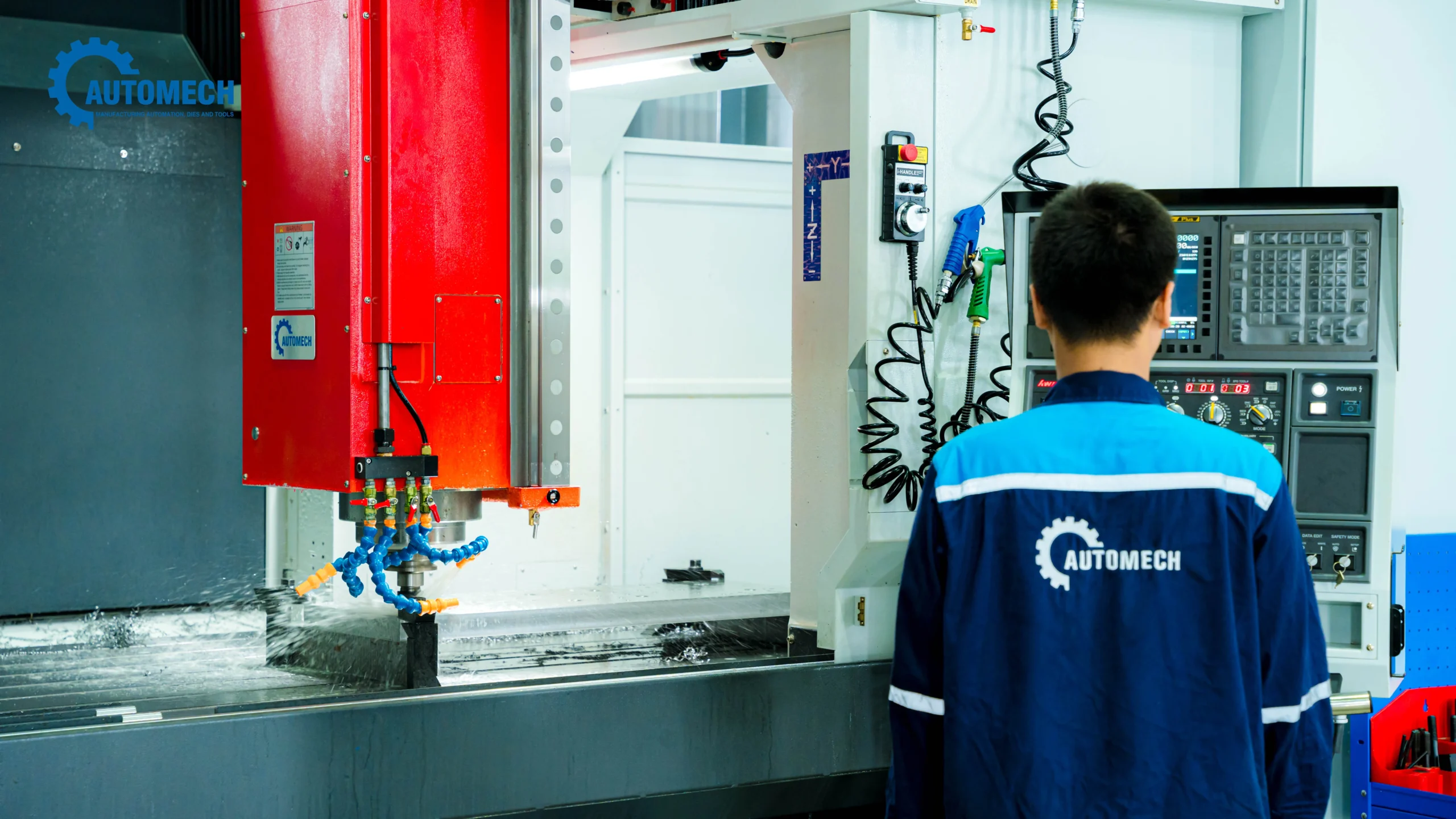Toàn cảnh máy phay CNC đang gia công sản phẩm, minh họa cho vai trò và tầm quan trọng của một mạch điện máy phay ổn định Toàn cảnh máy phay CNC đang gia công sản phẩm, minh họa cho vai trò và tầm quan trọng của một mạch điện máy phay ổn định