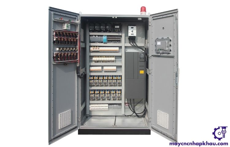 Chi tiết cấu tạo mạch điện máy phay trong tủ điều khiển, bao gồm biến tần, driver và các khí cụ điện khác Chi tiết cấu tạo mạch điện máy phay trong tủ điều khiển, bao gồm biến tần, driver và các khí cụ điện khác