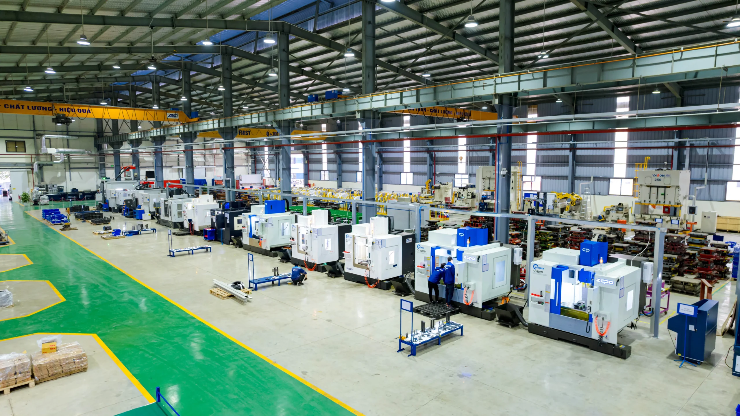 Dây chuyền máy móc CNC hiện đại tại nhà máy thiết kế khuôn dập Automech