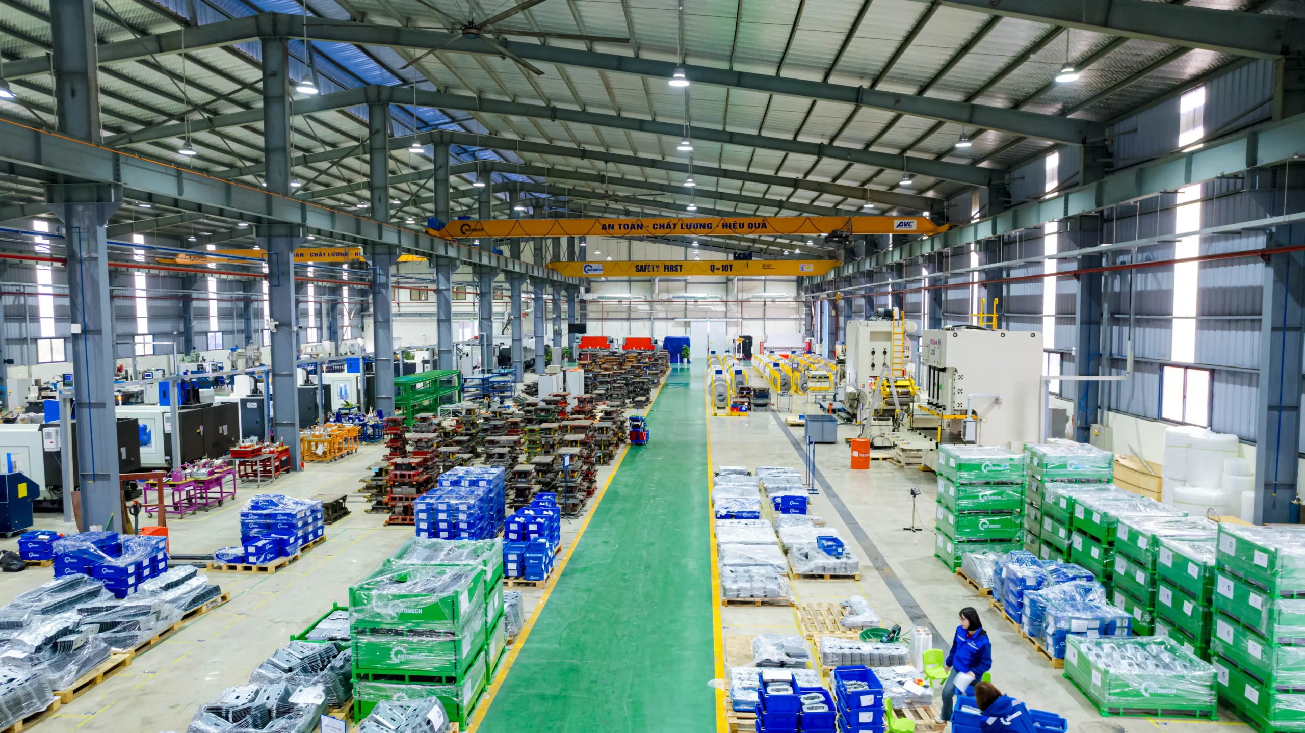 Toàn cảnh một bộ khuôn dập kim loại phức tạp đang được gia công chính xác bằng công nghệ cao