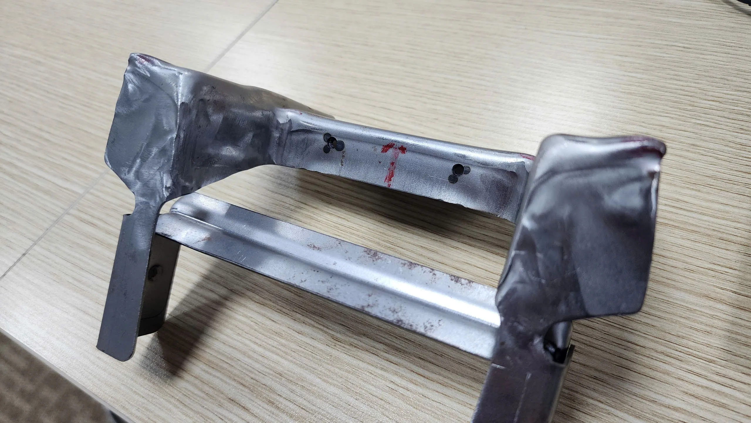Một sản phẩm dập bị lỗi nhăn do thiết kế khuôn dập chưa được tối ưu hóa